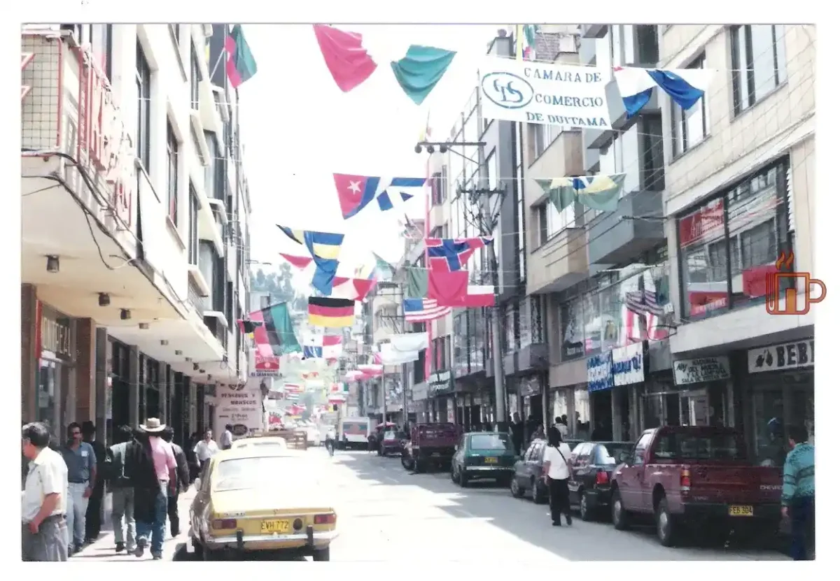 La calle 15 en todo su recorrido lución verdaderamente engalanada, gracias al trabajo de la Cámara de Comercio con sus asociados.