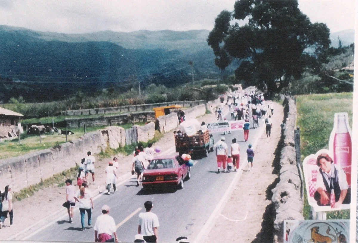 La ciudadanía camina por el circuito del mundial.