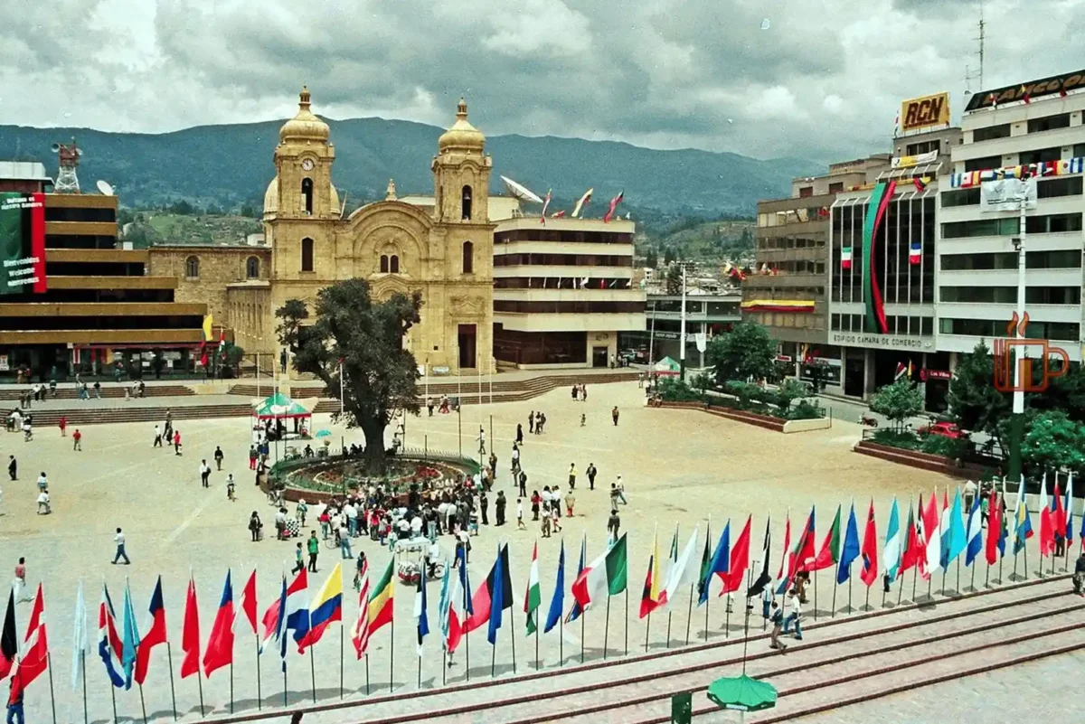 La Plaza Los Libertadores, epicentro del Mundial se engalanó con las banderas de los 75 países participantes.